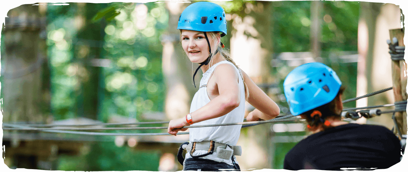Volwassene Tiener Kind klimmen klimbos klimpark
