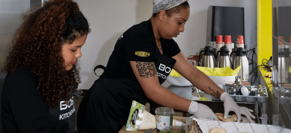 Twee Medewerkers van Rotterdam bereiden de lunch voor