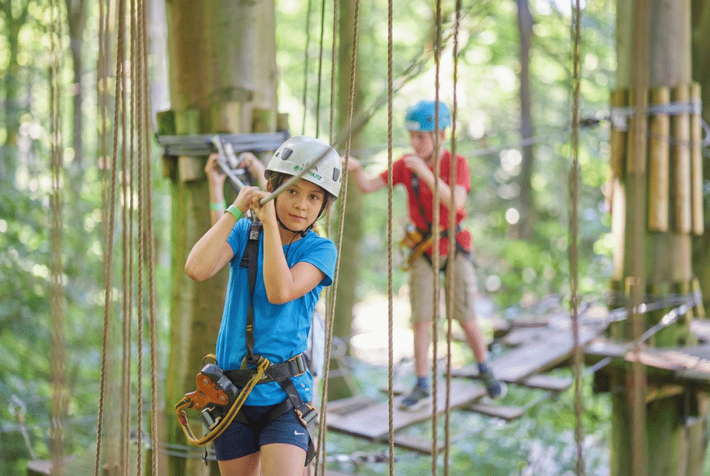 Meisje met een witte helm en blauw shirt houdt de kabel stevig vast.