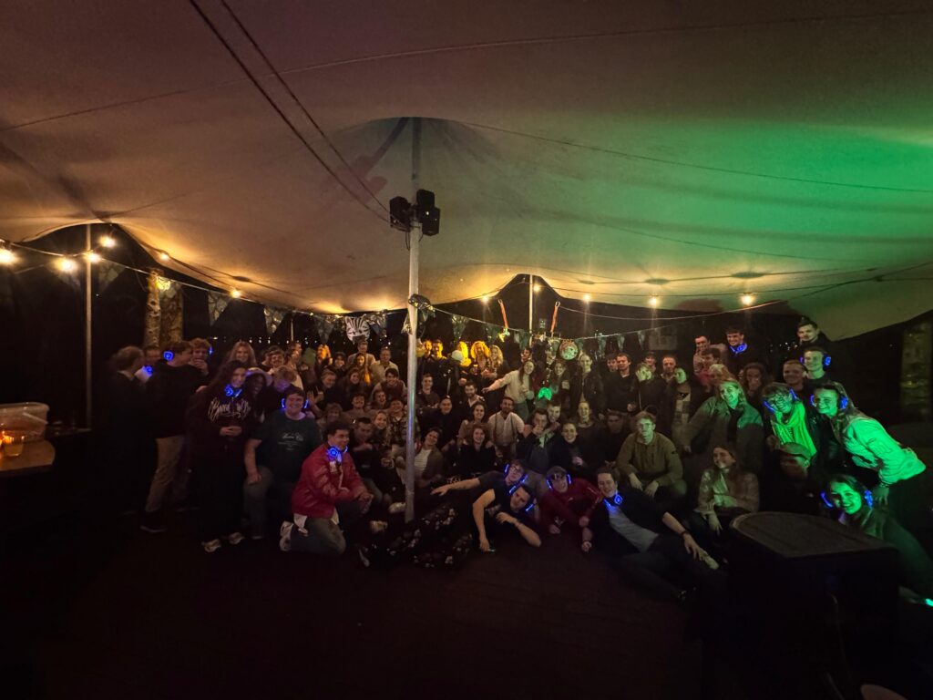 een groepsfoto van alle werknemers bij fun forest tijdens het personeelsfeest in rotterdam in 2025