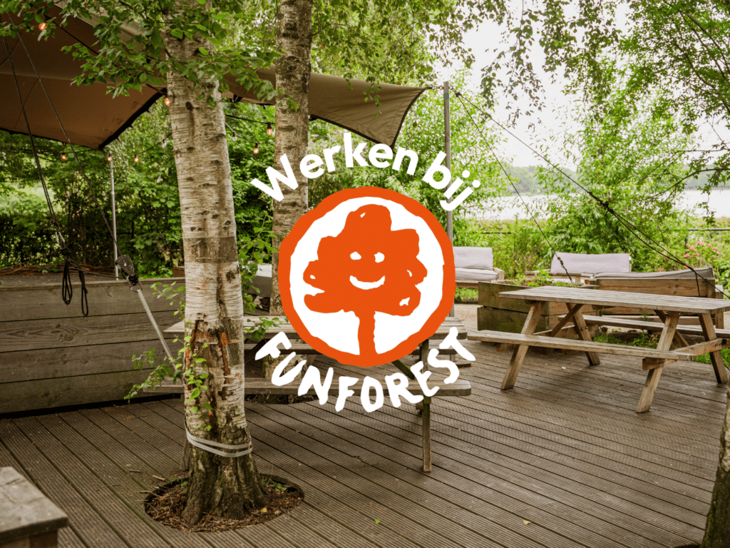 terras van Rotterdam met een aantal picknicktafels. op de foto is het fun forest logo geplakt met de tekst "werken bij fun forest" er omheen